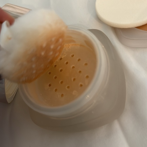 La Mer loose powder and sheer pressed powder bundle - Picture 3 of 3